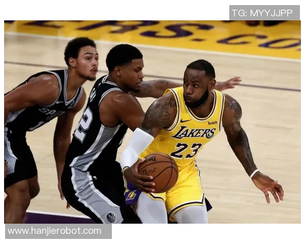 火箭队与篮网队激战正酣球迷热议比赛精彩瞬间与战术分析 火箭队与篮网队激战正酣球迷热议比赛精彩瞬间与战术分析